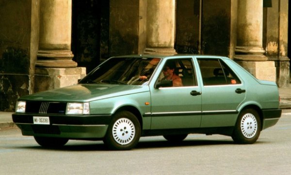 Грозно мръсно и лошо. Това са прилагателните, използвани за дизелови двигатели до 80-те години. Нормално приети в други сектори (морски, железопътен или селскостопански), никой не ги иска на автомобили, защото с право са смятани за шумни, лошо работещи и ненадеждни поради силните вибрации. 

Репутацията на дизелите започва да се променя благодарение на Fiat . Воден от енергийната криза от 1970 г., компанията разработва първия дизелов двигател с компресор без предкамера , заменен с технология за директно впръскване.  Fiat Croma дебютира през 1986 г., базиран на платформата, споделена с  Lancia Thema, Alfa Romeo 164 и Saab 9000 . Това  е  първият автомобил в света, предлаган от 1988 г. с турбодизелови двигатели с директно впръскване. Fiat Croma 1.9 Td id може да се похвали с 92 к.с. без прекомерни вибрации и много подобрена консумация (около 25% по-малко) в сравнение с дизелите със същия работен обем от онова време. Е, някои  проблеми остават както по отношение на шума, така и на емисиите.
